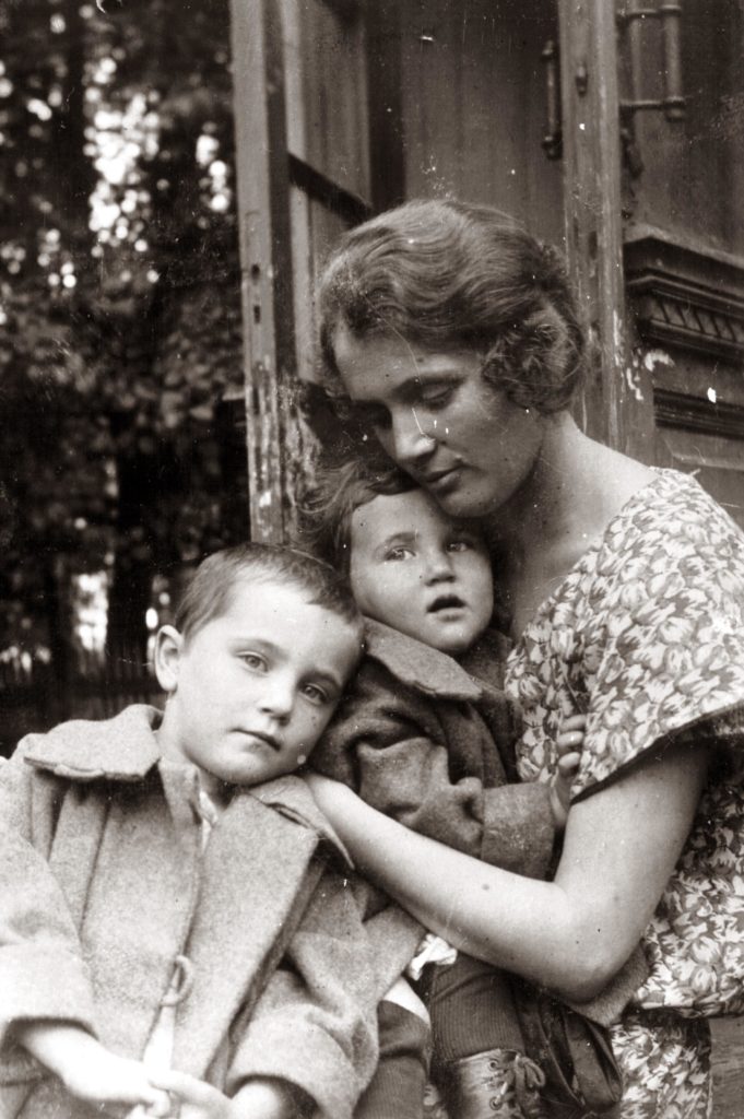 Maria Yanova with her daughters Evgenia Lebenson and Marina Sineokaya (Moscow 1924)