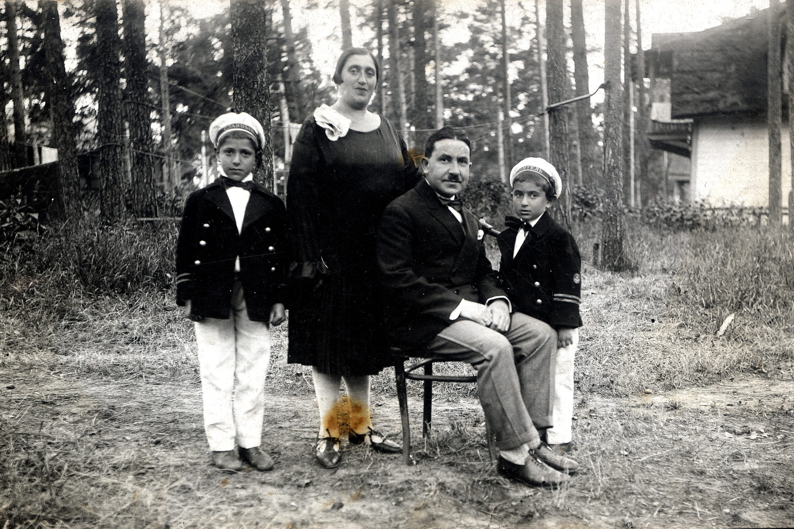 Марк Эпштейн, его родители и брат