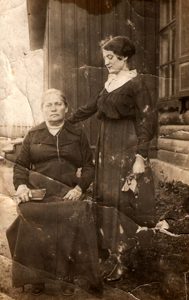 Mina Shulman and Tsilia Shulman (1916)